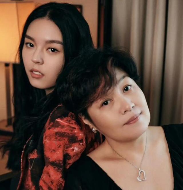 自己离世8年后，23岁的女儿就走上一条“不归路”，李咏也没想到