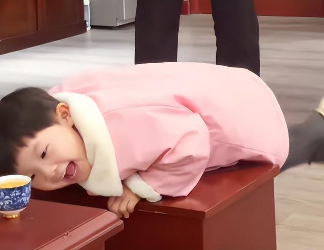 小天赐	，终为父母当年的“冲动”买了单，年仅6岁活得不像个小孩