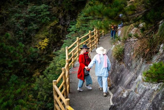 第三只眼看中国·打卡魅力江西 | 外籍博主赞叹明月山云海奇观，高山奇景震撼世界！