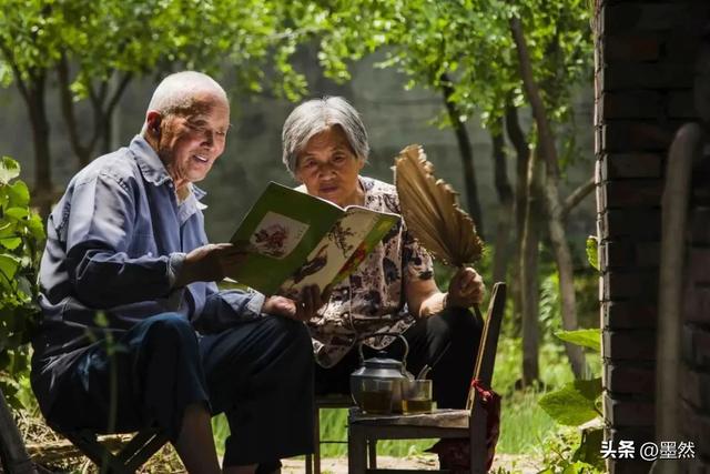 退休后才明白，不管70岁80岁	，拥抱才是最好的“降压药	”