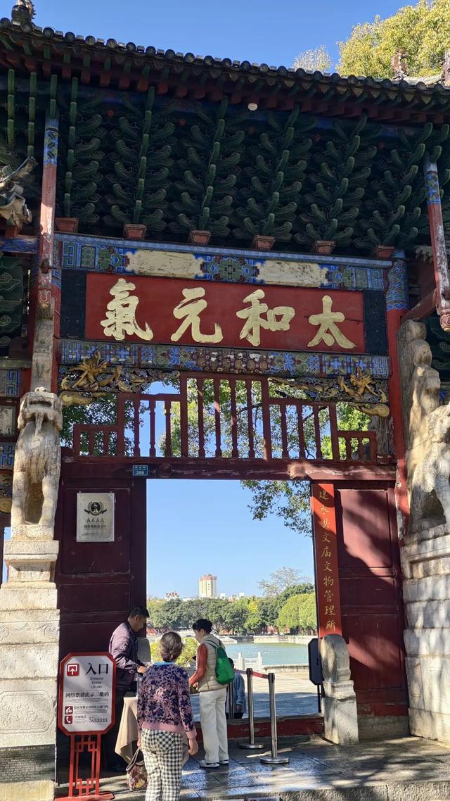 喝井水，烤豆腐，云南这座活着的千年古城，和杭州同名