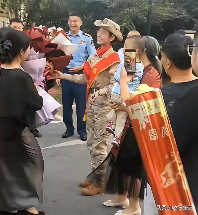 93受阅女兵参加婚礼被骂惨！网友：穿这套衣服去是几个意思？