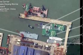 福建舰回来没几天，美国发现中国秘密建造第四艘航母，世界首艘！图片
