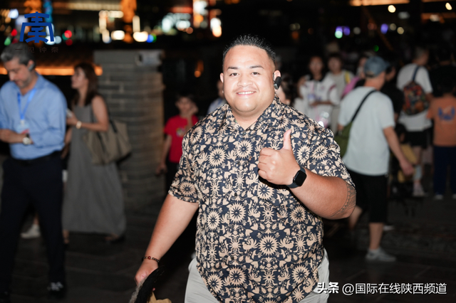【古今交响 一见钟“秦”】驻华外交官夜游西安城墙 共鉴古城文明印记