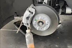 为什么很多修理厂不愿意给车主换刹车油？原因其实很简单，新手车主不懂图片