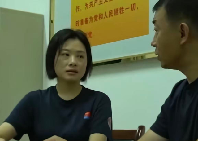 阅兵女机长身份曝光，私生活被揭露，付出牺牲，丈夫身份引关注。