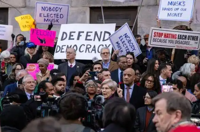 美国政府停摆超40天，现在的危险状况，已经脱离了特朗普的掌控