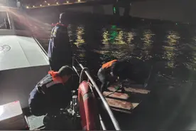 突发：自用失控艇载船员在桥区漂流 武汉海事深夜救援图片