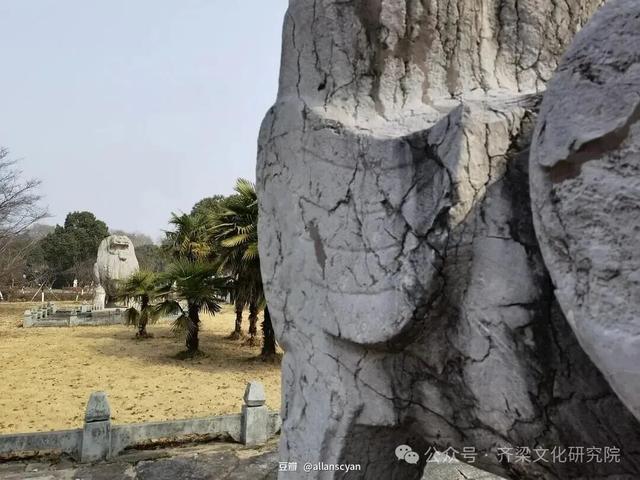 南京南朝石刻，包括镇墓神兽、神道石柱、神道碑等几种