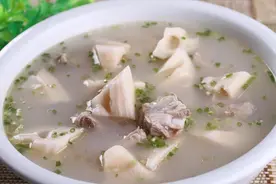 炖莲藕汤，一出锅就发黑？湖北人教你2招，莲藕粉糯，汤汁浓白图片