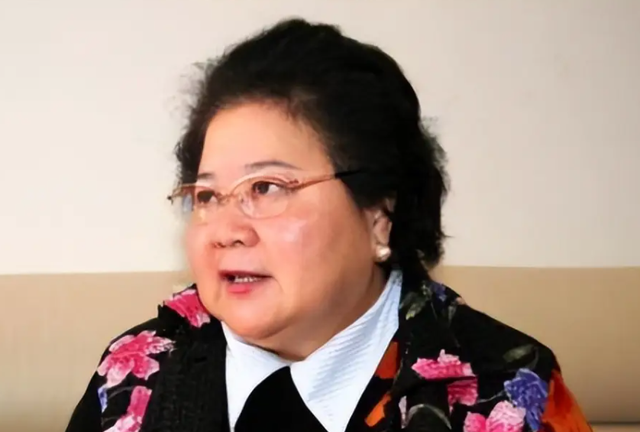 吃里扒外、永不回国？带30名演员留美不归，如今年过花甲归来