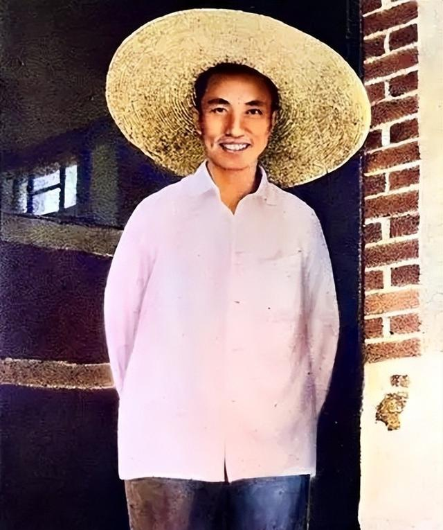 华国锋夫人韩芝俊有多美？1961年在长沙的全家福，30岁她端庄贤惠