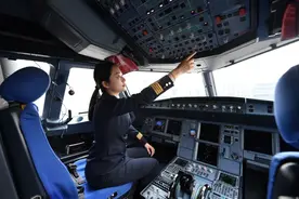 安徽首位女机长：愿与白云共舞、和星辰为伴图片