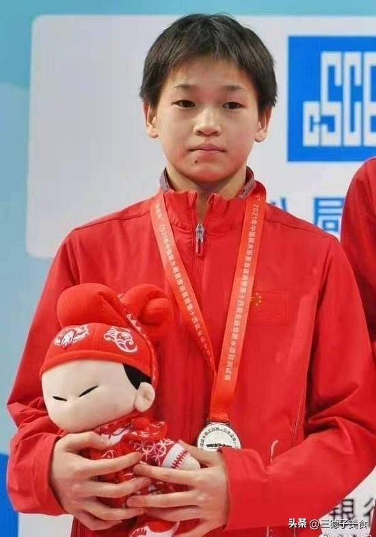 同是冠军父母，陈芋汐父母夸女儿很自律，全红婵母亲却说：胖点好