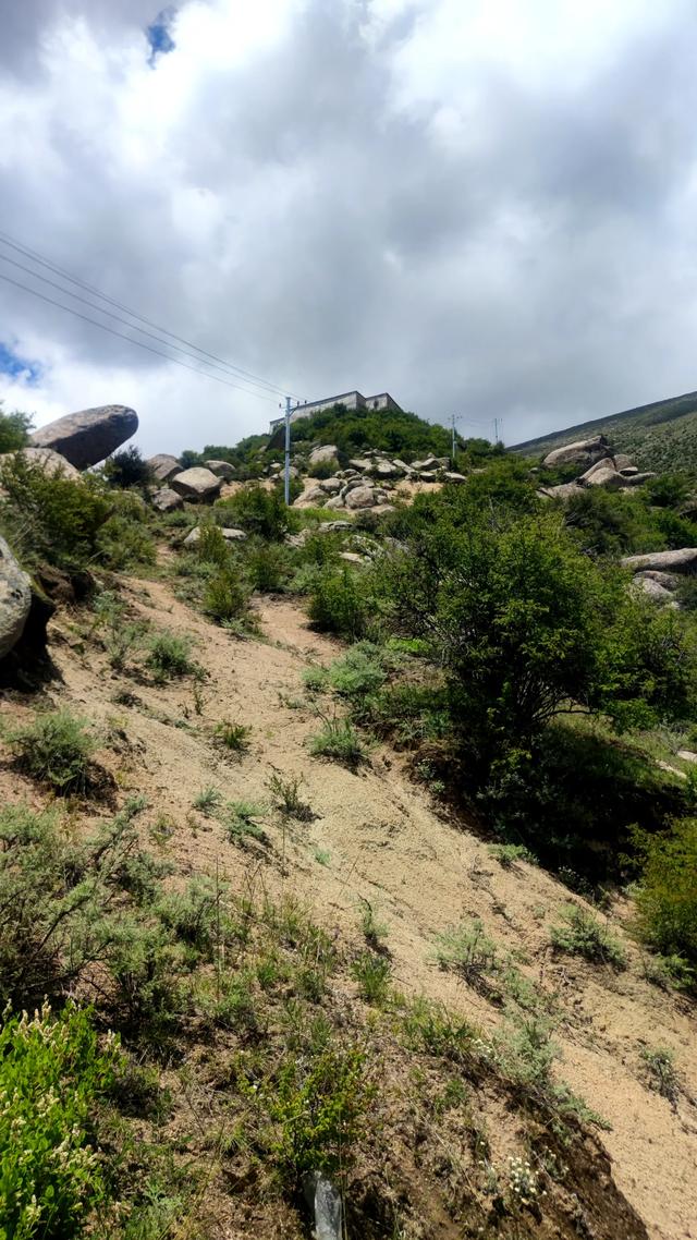 爬拉萨哲蚌寺后山,从海拔3600米到山顶5300米,上下20公里