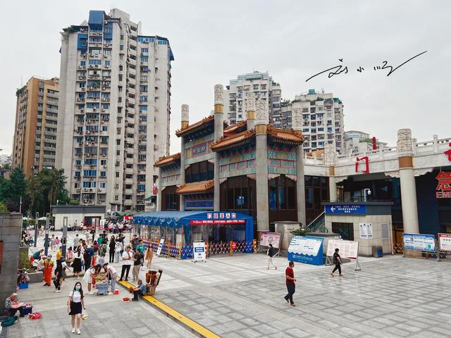 重庆又一“另类”网红地：医院门诊楼成打卡点，游客为啥争相来？