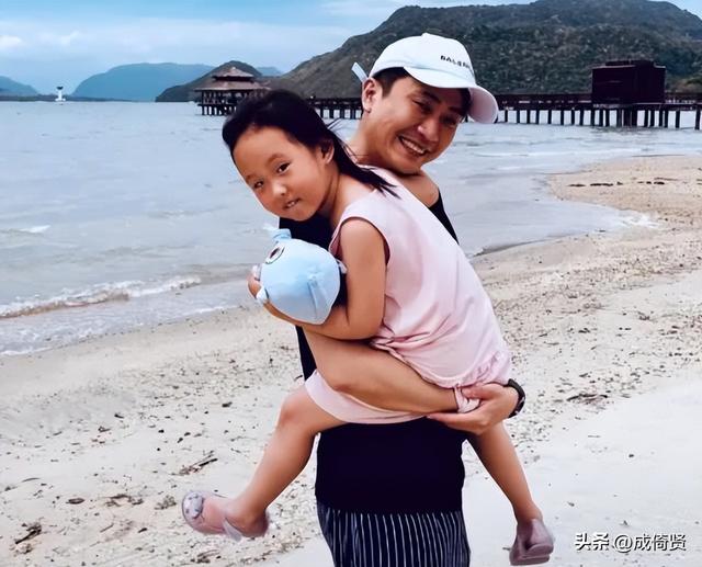 闯祸了！央视主持人国外游，携妻女高调炫海外生活，被骂网友骂惨