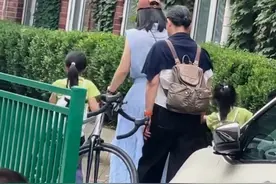 郭晶晶与妈妈接娃放学！送两女读上海贵族学校，暑假班10天要上万图片