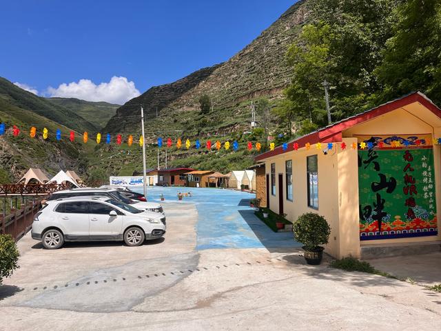 西山村旅游服务综合体正式开业