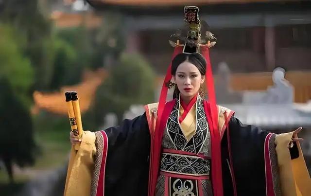 她陪他睡了30年,生下2个儿子,最后却亲手将他毒杀在自己寝宫里