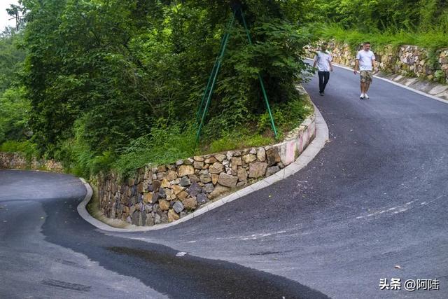 临崖而建的萧山福庆寺,来历有点神秘却香火旺盛,当地影响力甚广