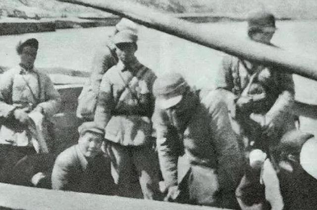 1948年毛主席东渡黄河，刚开船，毛泽东突然转身：快！给我照相