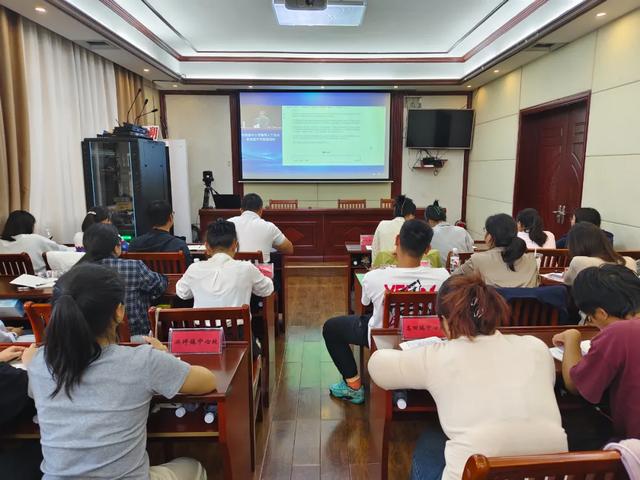 分课堂+多维度培训！阳朔县提升中小学教师AI应用能力