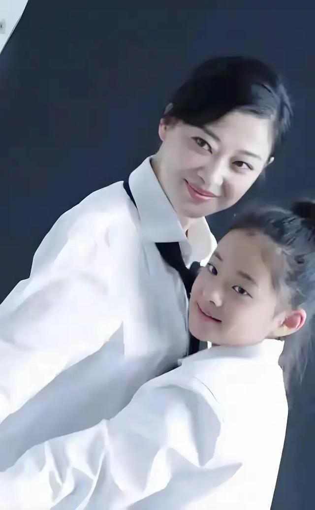 梅婷生了个小梅婷，董璇生了个小董璇，只能说基因太强大了