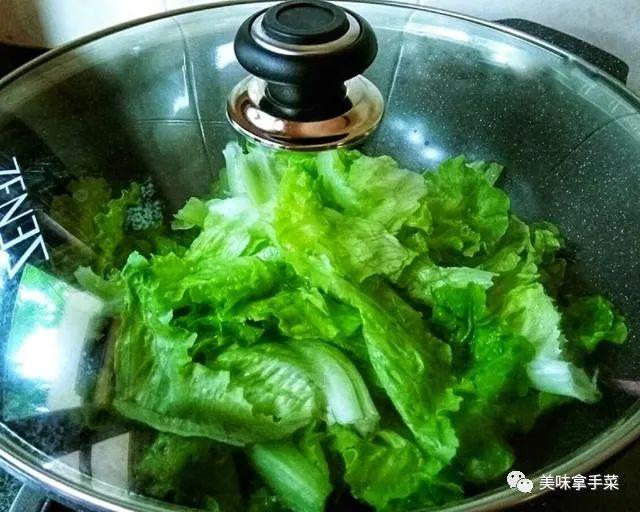 炒生菜的做法，教你饭店炒法，油润清脆，菜味十足
