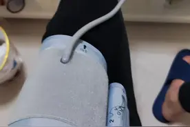 我接受好友建议，测量血压的时间在早晨起床排完两便后，坐着测量图片