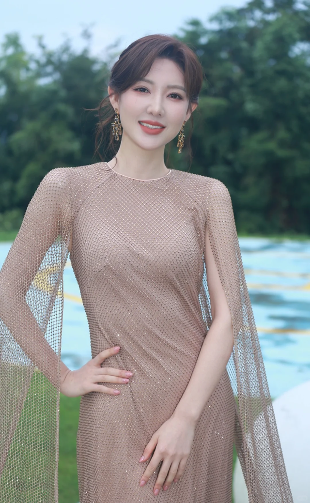 这样的央视主持人,也太美了吧!