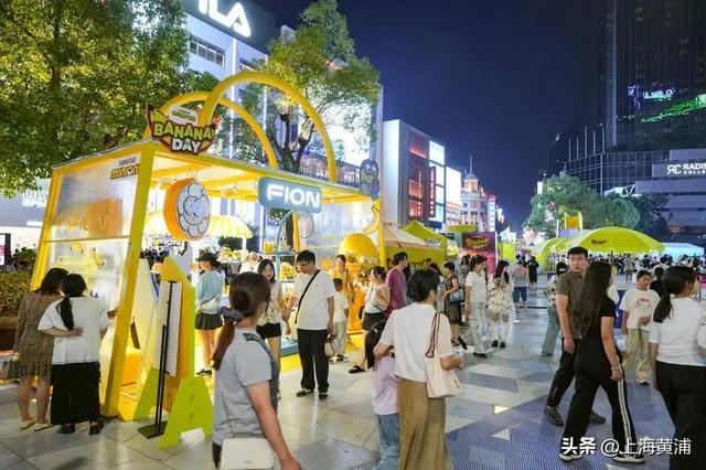 巨型小黄人登陆南京路！香蕉节开市，还有趣味骑行大挑战，游客：“这下圆满了”