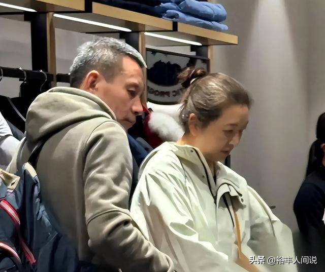 江珊老公田小洁外出修车，胡子花白穿拖鞋，大G买七年才跑2.7万