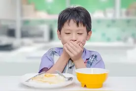 小学生怒怼学校食堂的饭菜，犹如泔水一日游。图片