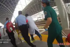 广州开往南宁的动车上，旅客突发疾病口吐鲜血！图片