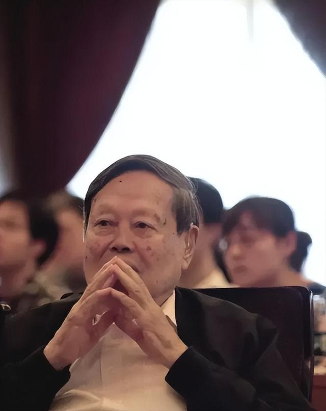 翁帆没想到，人情世故、江湖地位在杨振宁告别仪式上体现淋漓尽致