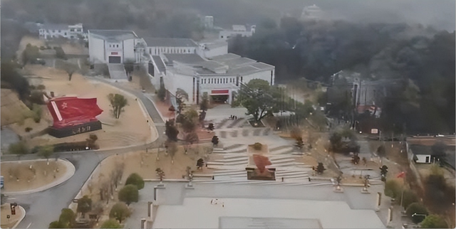 杨开慧烈士墓地实拍，两个儿子陪伴左右，墓碑主席用隶书亲笔题写