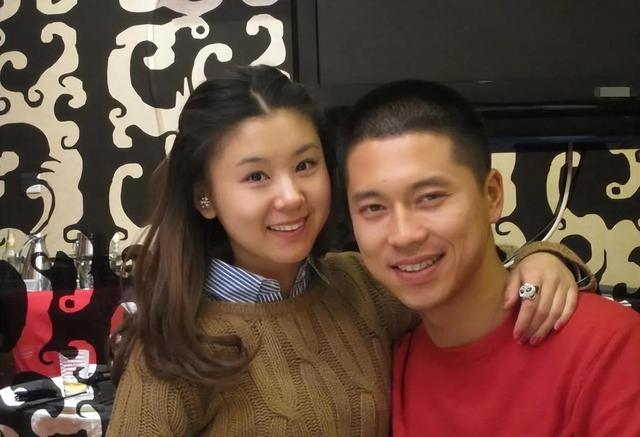 王雷李小萌北京豪宅庆生，吃仨菜被嘲小气，却因桌上的一盒烟圈粉