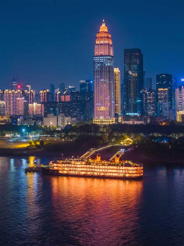 “鎏金派对”点亮跨年夜，“知音号”邀您共赴时光之约