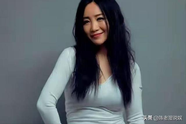 连上5次春晚，私下却和恩师同居怀孕被骗流产，今57岁依旧单身