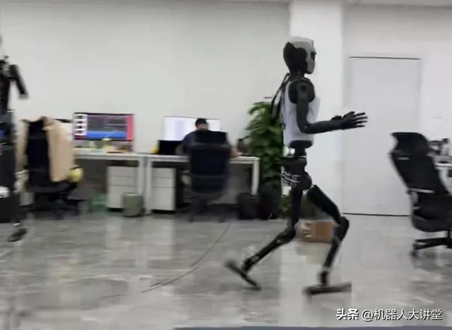 世界人形机器人运动会今晚开幕！半马季军承担护旗+走秀引关注