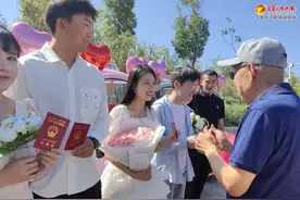 乌鲁木齐经开区（头屯河区）：“爱”游小绿谷 听金婚老人讲述“爱情经”图片