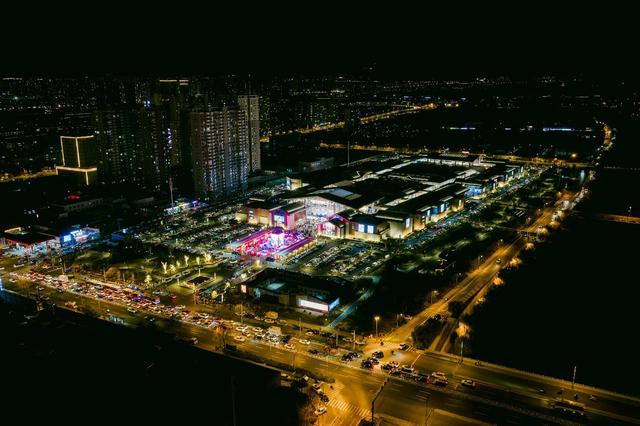 璀璨光影点亮冬日夜空，太原奥莱打造三晋首个千平光影迷宫——小雪节气浪漫飘雪，视听盛宴引爆冬季热潮