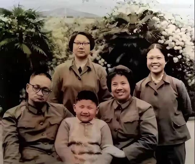 刘思齐有多美？1949年的一张留影，那年她19岁气质非凡！