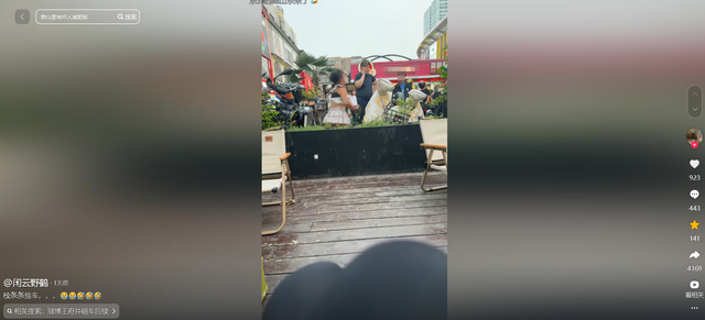 精神小妹砸车后续：当场被警方抬走，目击者透露更多，车主曝真相