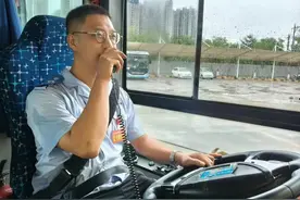 厉害了！太原公交司机英语实时播报图片