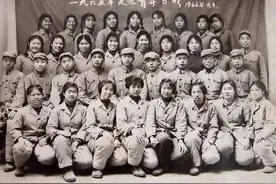新疆兵团奎屯（农七师）棉纺织厂在上海天津知青的奋战下诞生了。图片