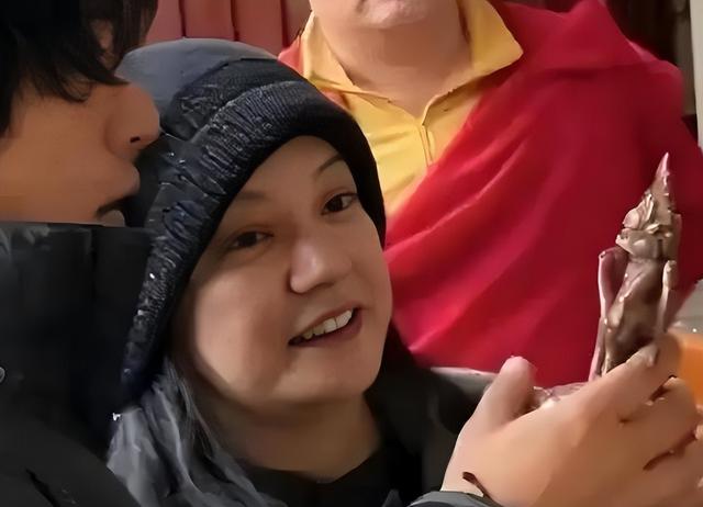 49岁赵薇近照曝光，事业婚姻全失败，15岁的女儿和她长得不一样