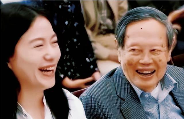 杨振宁去世后，翁帆再发文，49岁无子女的她，早已被安排好了后路