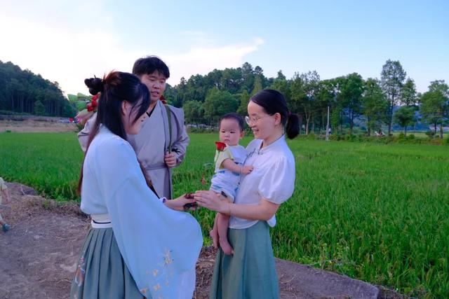 桃溪乡这座桥上真热闹啊 原来是七夕呀